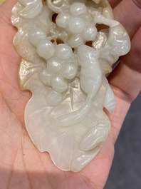 Cinq sculptures en jade blanc et c&eacute;ladon, Chine, Qing/R&eacute;publique