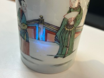 Een Chinese famille verte penselenbeker met gegraveerd metalen deksel, 'bitong', Kangxi