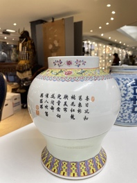 Twee Chinese famille rose vazen, Qianlong merk, Republiek
