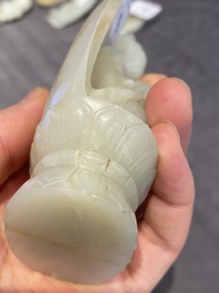 Guanyin sur tr&ocirc;ne de lotus en jade blanc sculpt&eacute;, Chine, Qing