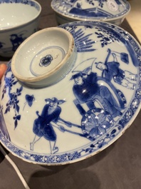 Een paar Chinese blauw-witte dekselkommen met verhalend decor, Kangxi/Yongzheng