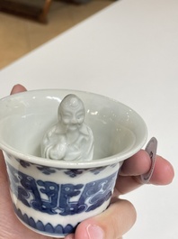 Een Chinese blauw-witte 'Hansje in de kelder' wijnkop, 'gong dao bei', 19e eeuw