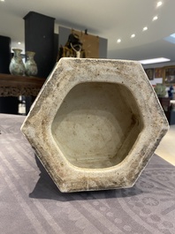 Vase de forme hexagonale en porcelaine de Chine famille verte &agrave; d&eacute;cor de lions bouddhistes et de daims, 19&egrave;me