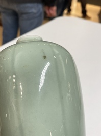 Cinq vases en porcelaine de Chine en c&eacute;ladon monochrome, Qing