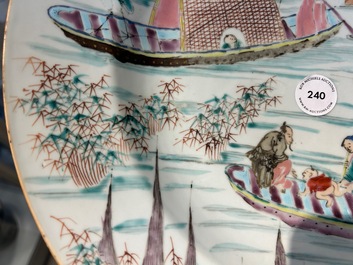 Plat en porcelaine de Chine famille rose &agrave; d&eacute;cor de p&ecirc;cheurs dans un sampan, Yongzheng/Qianlong