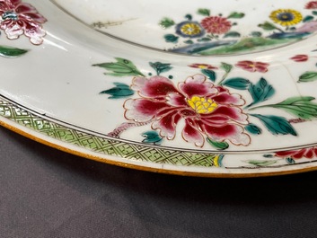 Een grote Chinese famille rose schotel, Yongzheng