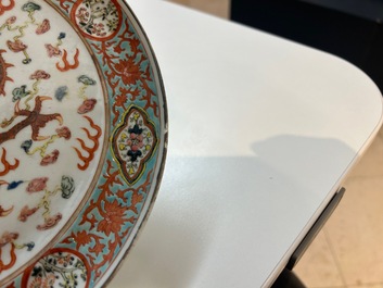 Een grote Chinese blauw-witte kom met lotusslingers en drie diverse famille rose borden, 19/20e eeuw