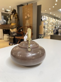 Drie Chinese gepolijste Yixing steengoed theepotten voor de Thaise markt, Gong Ju 貢局 merk, 19e eeuw