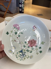 A Chinese famille rose brush pot, two plates and two bowls, 19/20th C.
