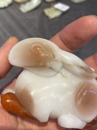 Een Chinese agaten sculptuur van een konijn, Qing