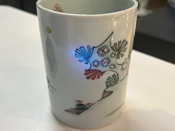 Een Chinese famille verte penselenbeker met gegraveerd metalen deksel, 'bitong', Kangxi
