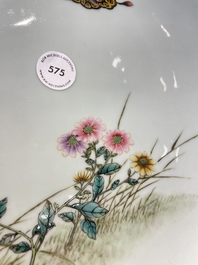 Een Chinese famille rose schotel met twee vlinders, Jingdezhen 景德鎮 merk, gedateerd 1955