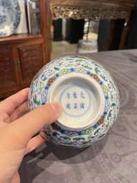 Een Chinese doucai kom met floraal decor, Yongzheng merk, 19/20e eeuw