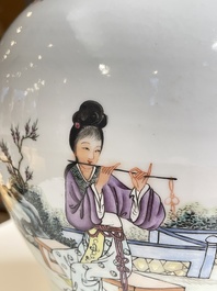 Twee Chinese famille rose vazen, Qianlong merk, Republiek