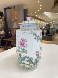 Paire de vases couverts en porcelaine de Chine famille rose &agrave; d&eacute;cor floral, marque de Jiaqing, R&eacute;publique