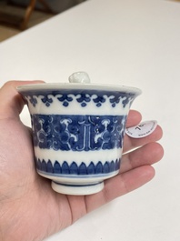 Een Chinese blauw-witte 'Hansje in de kelder' wijnkop, 'gong dao bei', 19e eeuw