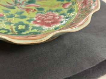 Une paire de coupes en porcelaine de Chine famille rose et un pot couvert pour le march&eacute; Straits ou Peranakan, 19&egrave;me