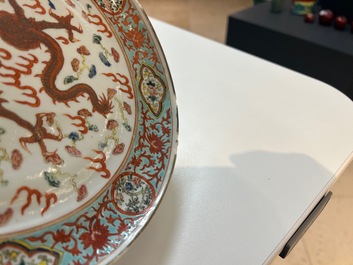 Een grote Chinese blauw-witte kom met lotusslingers en drie diverse famille rose borden, 19/20e eeuw