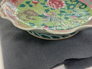 Une paire de coupes en porcelaine de Chine famille rose et un pot couvert pour le march&eacute; Straits ou Peranakan, 19&egrave;me