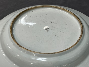 Plat en porcelaine de Chine famille rose &agrave; d&eacute;cor de p&ecirc;cheurs dans un sampan, Yongzheng/Qianlong