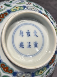 Een Chinese doucai kom met floraal decor, Yongzheng merk, 19/20e eeuw