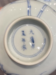 Paire de bols en porcelaine de Chine en bleu et blanc &agrave; d&eacute;cor de ph&eacute;nix, marque et &eacute;poque de Yongzheng