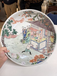 Plat en porcelaine de Chine famille verte &agrave; d&eacute;cor d'une sc&egrave;ne de boxe, probablement 19&egrave;me