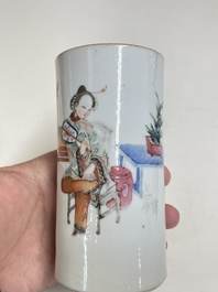 A Chinese famille rose brush pot, two plates and two bowls, 19/20th C.