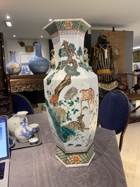 Vase de forme hexagonale en porcelaine de Chine famille verte &agrave; d&eacute;cor de lions bouddhistes et de daims, 19&egrave;me