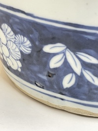 Een paar Chinese blauw-witte vazen met boeddhistische leeuwen, 19e eeuw