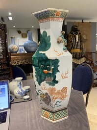 Vase de forme hexagonale en porcelaine de Chine famille verte &agrave; d&eacute;cor de lions bouddhistes et de daims, 19&egrave;me