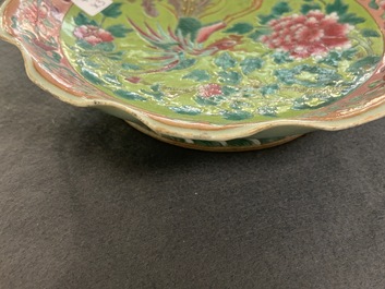 Une paire de coupes en porcelaine de Chine famille rose et un pot couvert pour le march&eacute; Straits ou Peranakan, 19&egrave;me