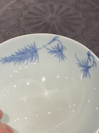 Paire de bols en porcelaine de Chine en bleu et blanc &agrave; d&eacute;cor de ph&eacute;nix, marque et &eacute;poque de Yongzheng