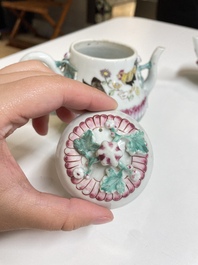 Drie Chinese famille rose theepotten met deksels, Yongzheng