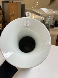 Een paar Chinese blauw-witte vazen met boeddhistische leeuwen, 19e eeuw