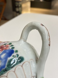 Drie Chinese famille rose theepotten met deksels, Yongzheng