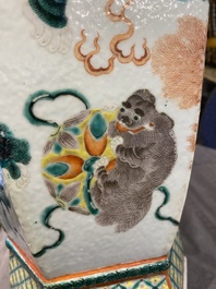 Vase de forme hexagonale en porcelaine de Chine famille verte &agrave; d&eacute;cor de lions bouddhistes et de daims, 19&egrave;me