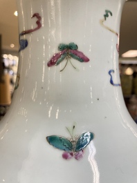Paire de vases en porcelaine de Chine famille rose &agrave; d&eacute;cor des 'Sanxing', 19&egrave;me