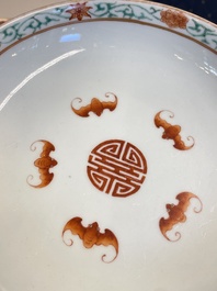 A Chinese famille rose brush pot, two plates and two bowls, 19/20th C.