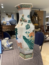 Vase de forme hexagonale en porcelaine de Chine famille verte &agrave; d&eacute;cor de lions bouddhistes et de daims, 19&egrave;me