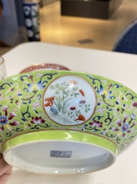 A Chinese famille rose brush pot, two plates and two bowls, 19/20th C.