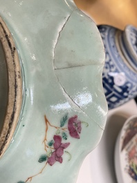 Une paire de coupes en porcelaine de Chine famille rose et un pot couvert pour le march&eacute; Straits ou Peranakan, 19&egrave;me