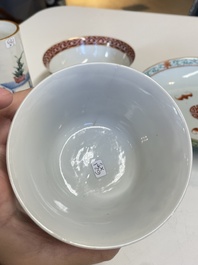 A Chinese famille rose brush pot, two plates and two bowls, 19/20th C.