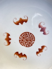 A Chinese famille rose brush pot, two plates and two bowls, 19/20th C.