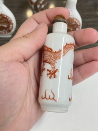 Vijf Chinese ijzerrode en doucai snuifflessen, 19/20e eeuw