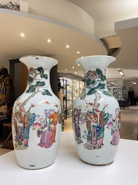Paire de vases en porcelaine de Chine famille rose &agrave; d&eacute;cor des 'Sanxing', 19&egrave;me