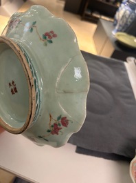 Une paire de coupes en porcelaine de Chine famille rose et un pot couvert pour le march&eacute; Straits ou Peranakan, 19&egrave;me