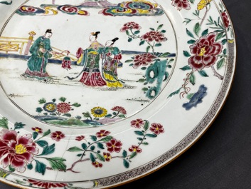 Een grote Chinese famille rose schotel, Yongzheng