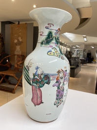 Paire de vases en porcelaine de Chine famille rose &agrave; d&eacute;cor des 'Sanxing', 19&egrave;me
