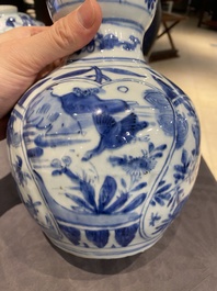 Een Chinese blauw-witte kraakporseleinen kalebasvaas, Wanli